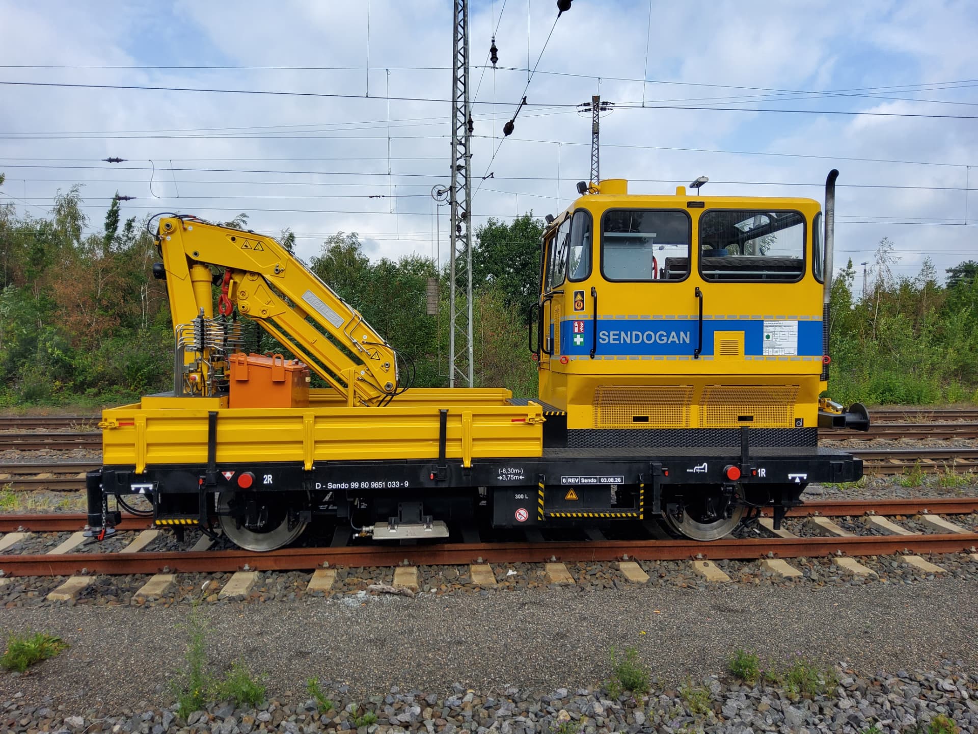 Sendogan Kleinwagen mit Ladekran – Seitenansicht